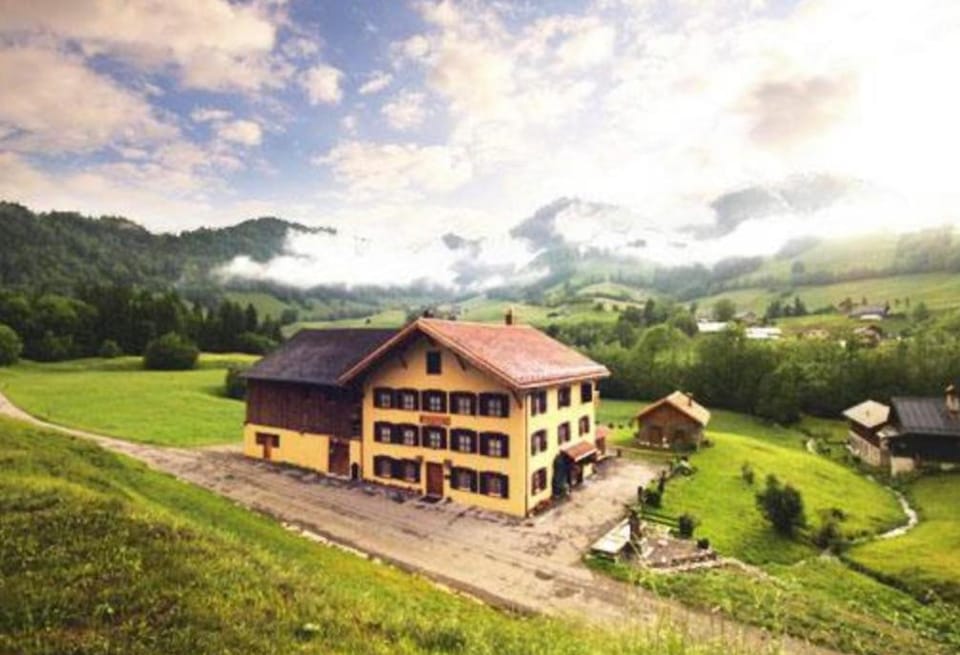 L'Atelier D' en Bas Bed and Breakfast in Rossinière