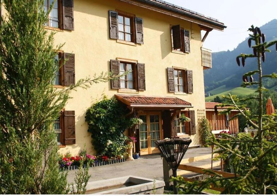L'Atelier D' en Bas Bed and Breakfast in Rossinière