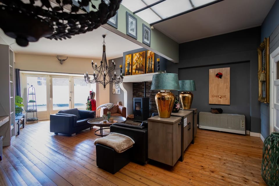 Living room, Seating area