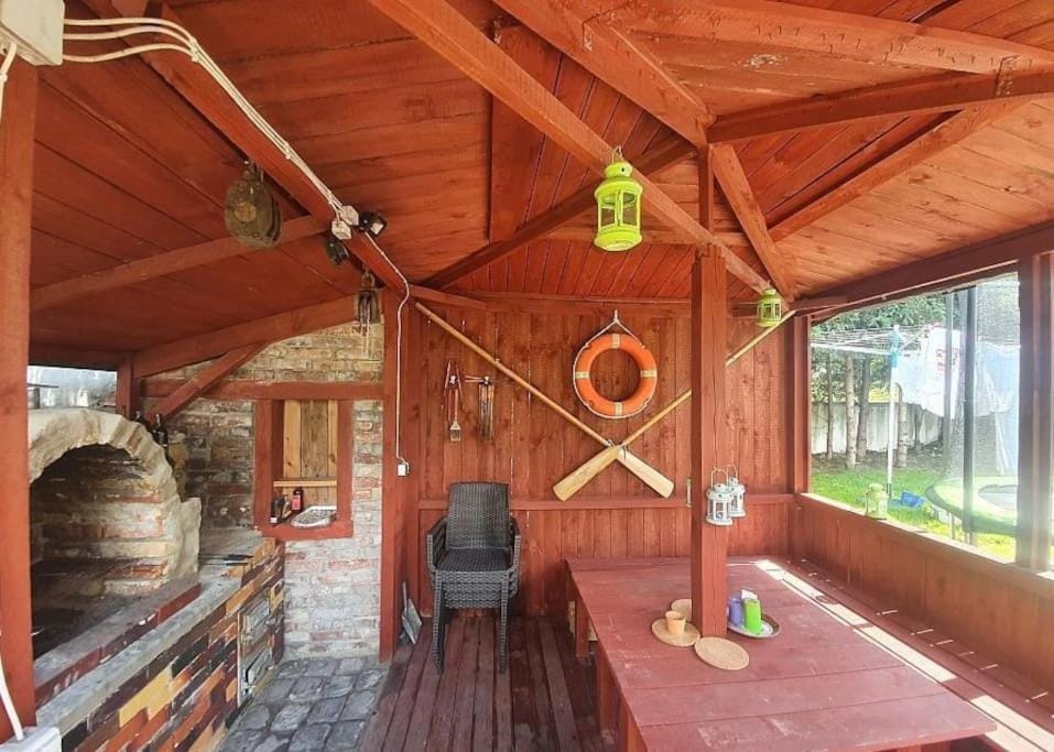 BBQ facilities, Seating area