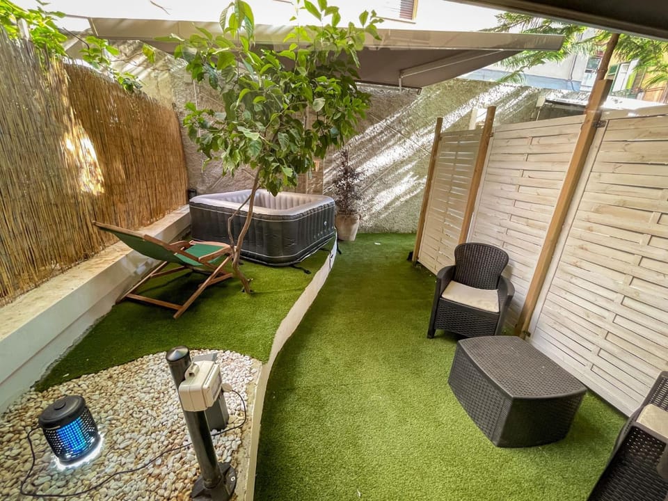Garden, Hot Tub, sunbed