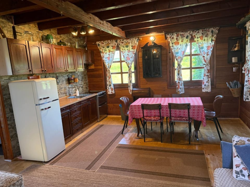 Kitchen or kitchenette, Seating area