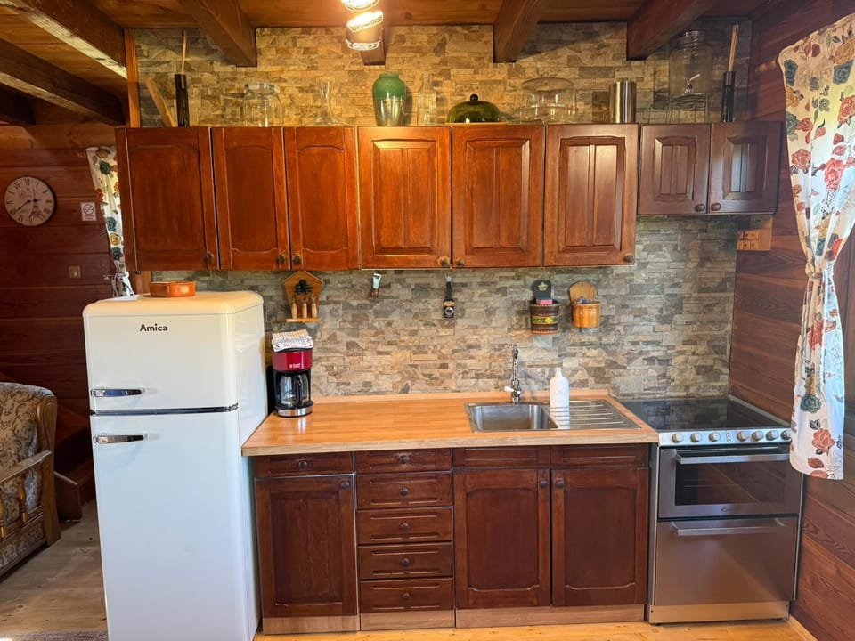 Kitchen or kitchenette, dishwasher, oven