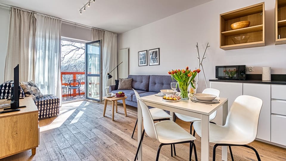 TV and multimedia, Kitchen or kitchenette, Living room, Seating area, Dining area