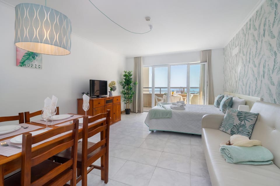 Bed, TV and multimedia, Living room, Photo of the whole room, Seating area, Dining area, Bedroom