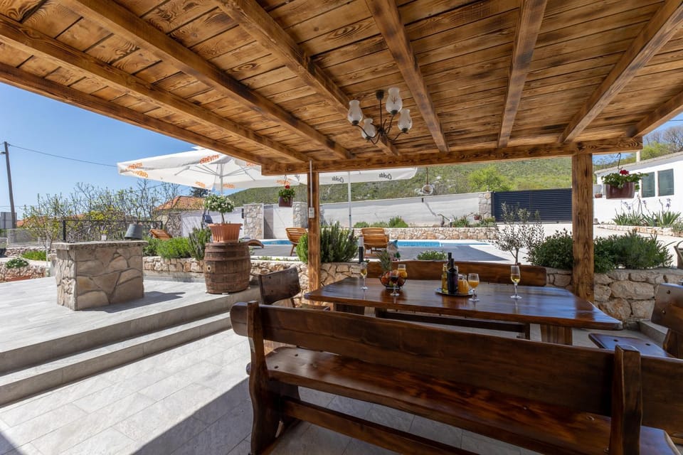 Seating area, Pool view