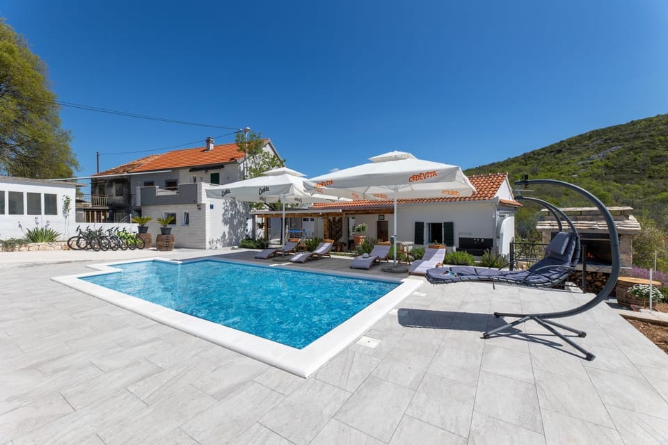 Property building, Natural landscape, Mountain view, Pool view, Swimming pool, sunbed