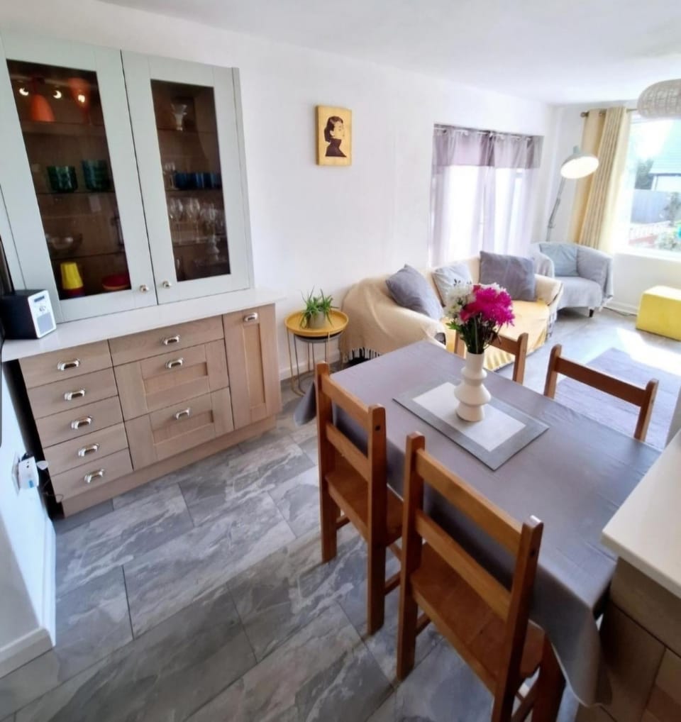 Beautiful 2 bedroom annexe in popular town location Apartment in Narberth