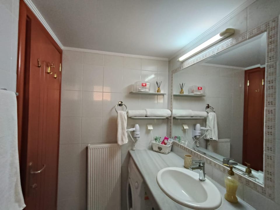 Toilet, Bathroom, Bath, towels