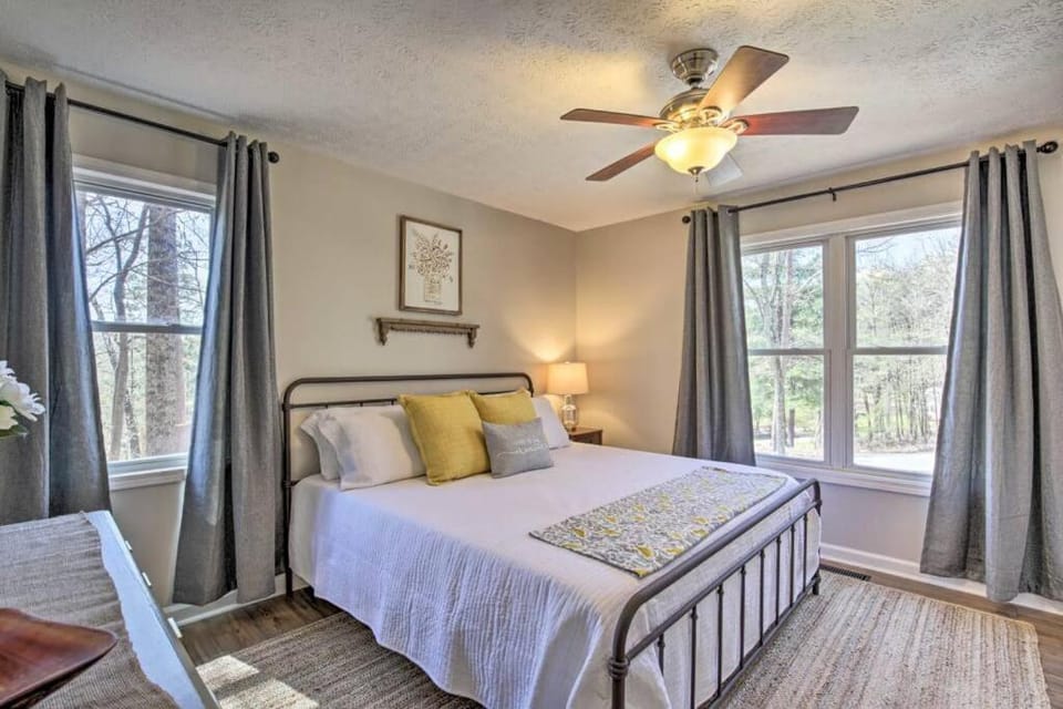 Less than 3 miles to Downtown with firepit House in Georgia