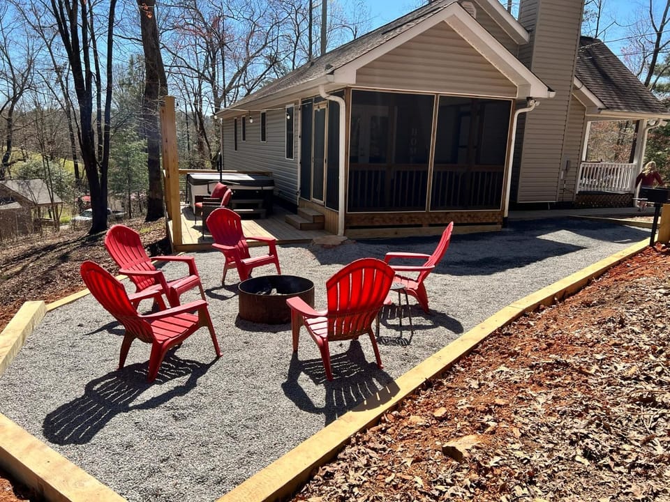 Less than 3 miles to Downtown with firepit House in Georgia