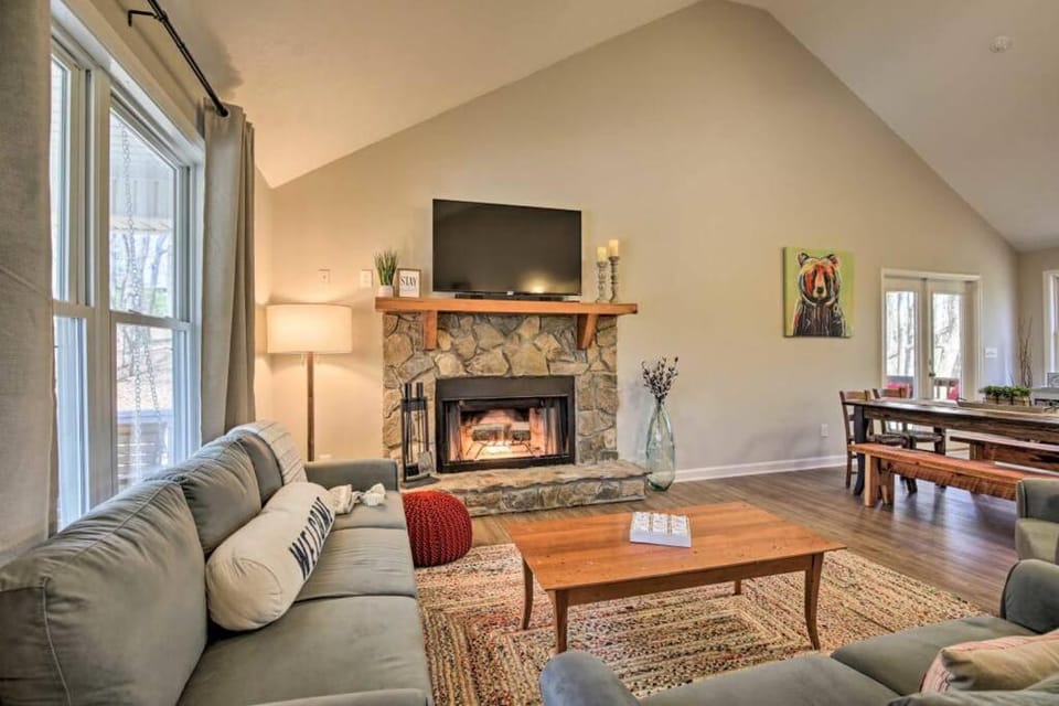Communal lounge/ TV room, Living room, Seating area