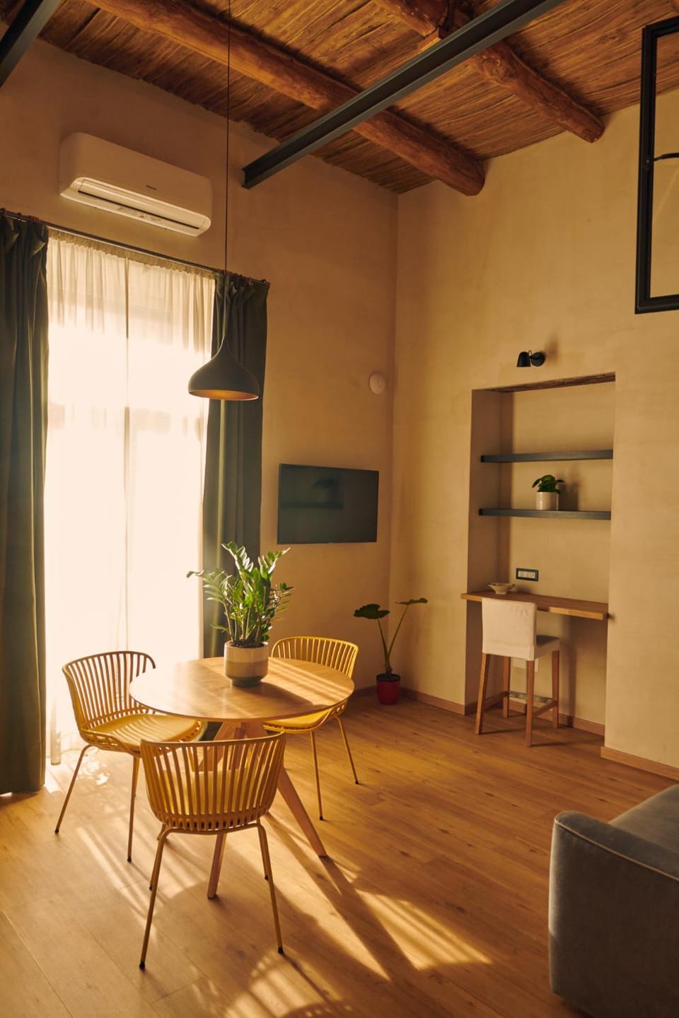 TV and multimedia, Living room, Seating area, Dining area