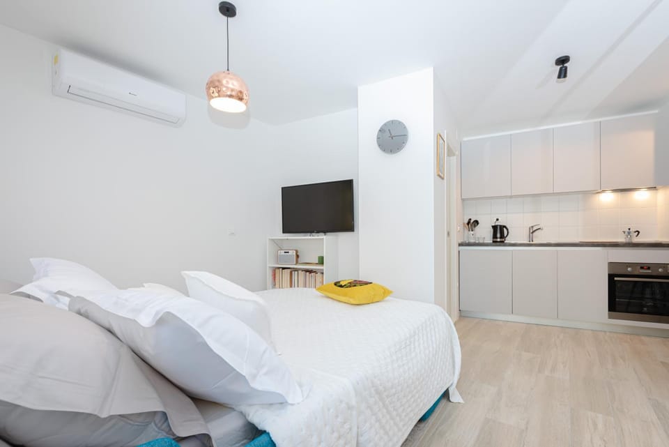 TV and multimedia, air conditioner