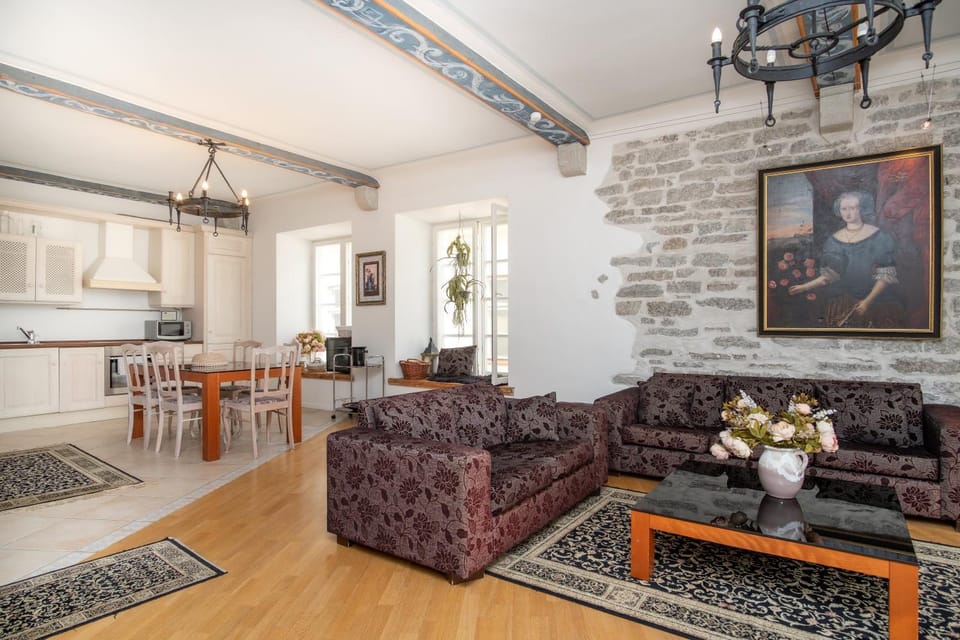 Kitchen or kitchenette, Living room, Seating area, Dining area