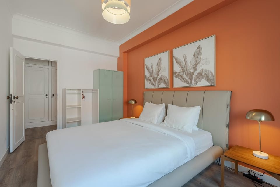 Bed, Photo of the whole room, Decorative detail, Bedroom, wardrobe