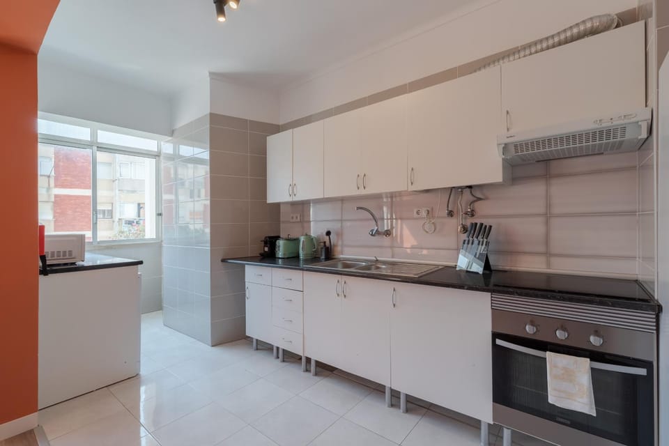 Coffee/tea facilities, Kitchen or kitchenette, microwave, oven, stove, toaster