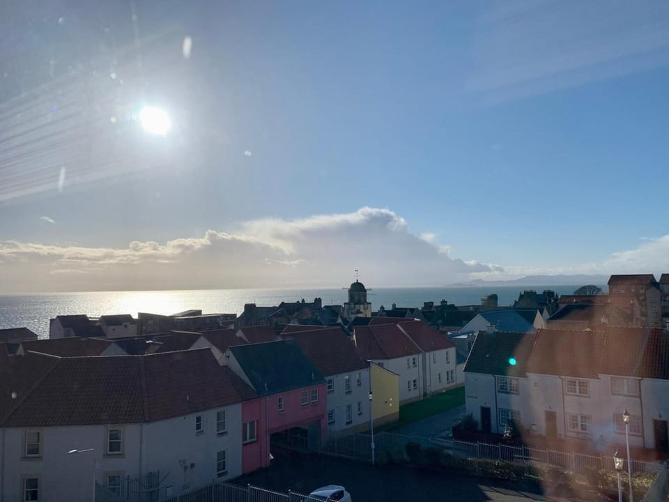 Superb One Bedroom Getaway in Dysart Kirkcaldy House in Scotland