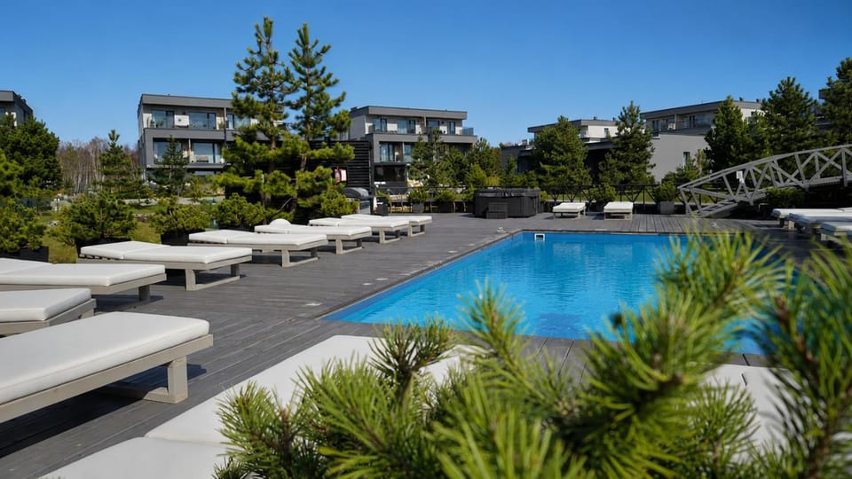 Swimming pool, sunbed