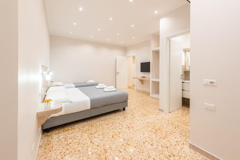 Bed, TV and multimedia, Photo of the whole room, Bedroom, wardrobe
