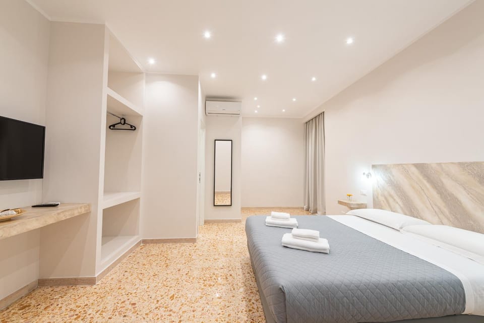 Bed, TV and multimedia, Photo of the whole room, Bedroom, towels, wardrobe, air conditioner