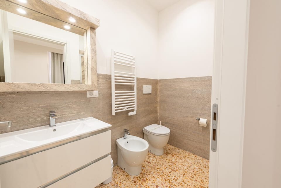 Shower, Toilet, Bathroom, bidet, towels