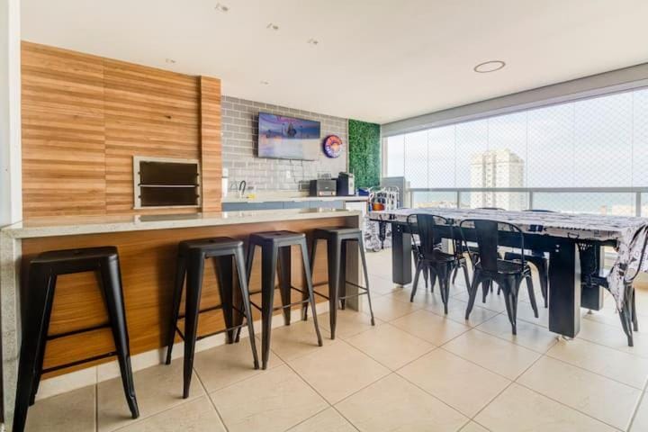 Apê Novo Vista Mar Varanda Gourmet Fliperama Sinuca Choppeira Churrasqueira Apartment in State of São Paulo