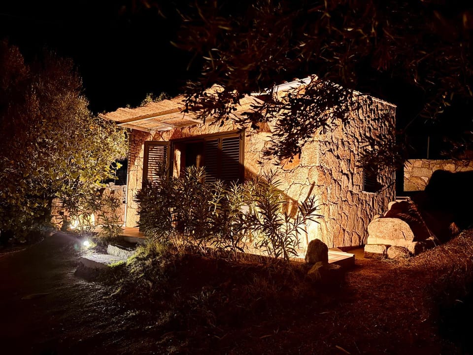 BERGERIE CASA SANTU 22m2, patio 35m2, en pierres typique, tout équipé et neuf,DE SATERDAY EN SATERDAY House in Corsica