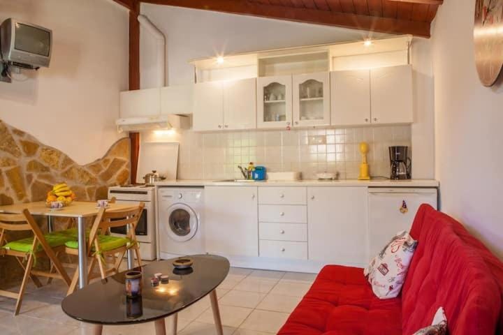 Seating area, Dining area, Communal kitchen