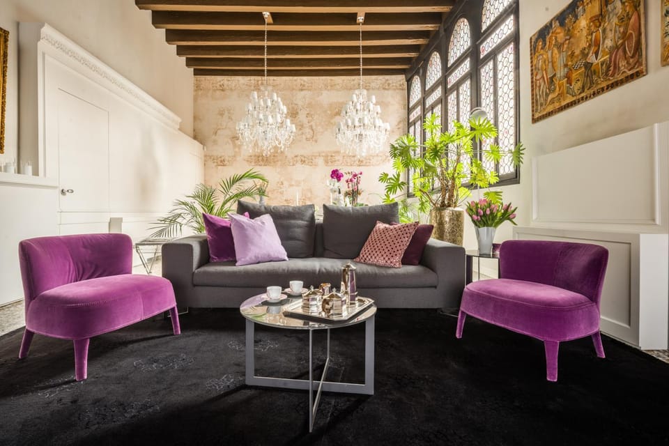 Living room, Seating area