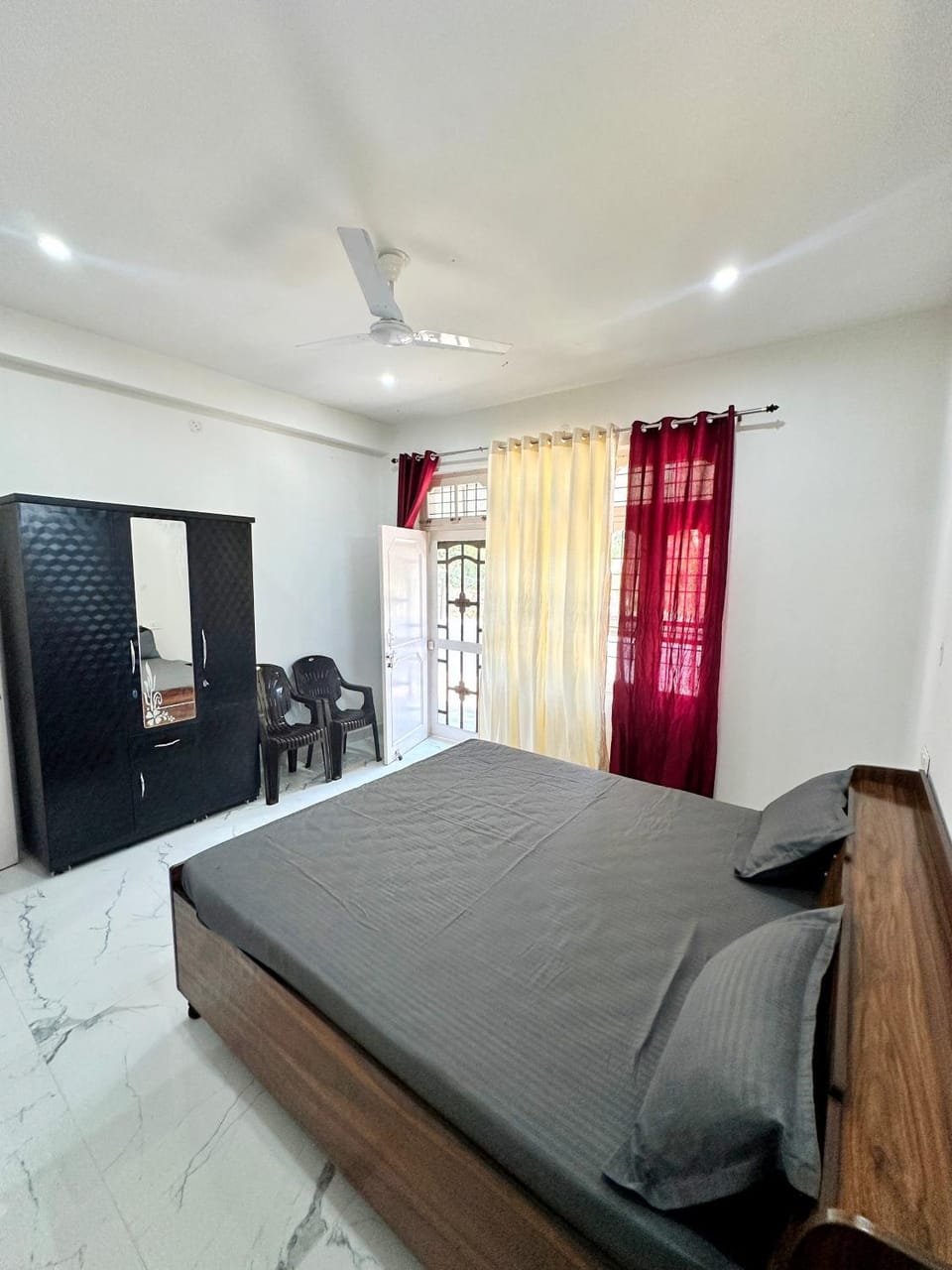 Photo of the whole room, Bedroom