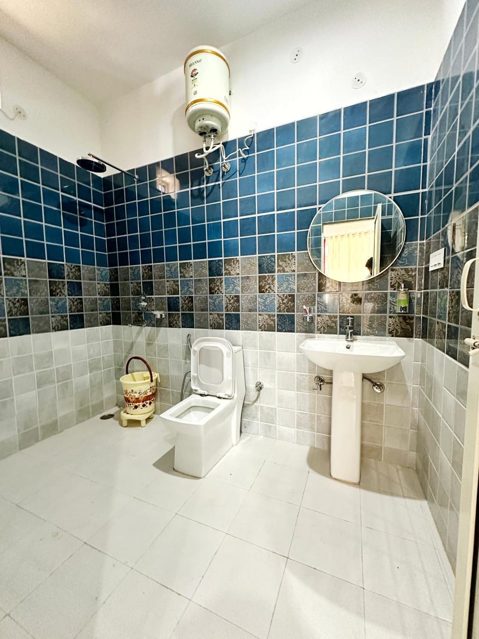 Shower, Toilet, bidet, towels