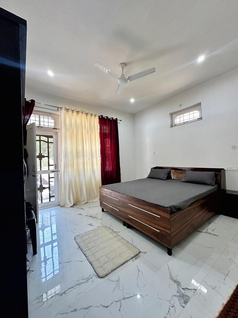 Bed, Photo of the whole room, Bedroom