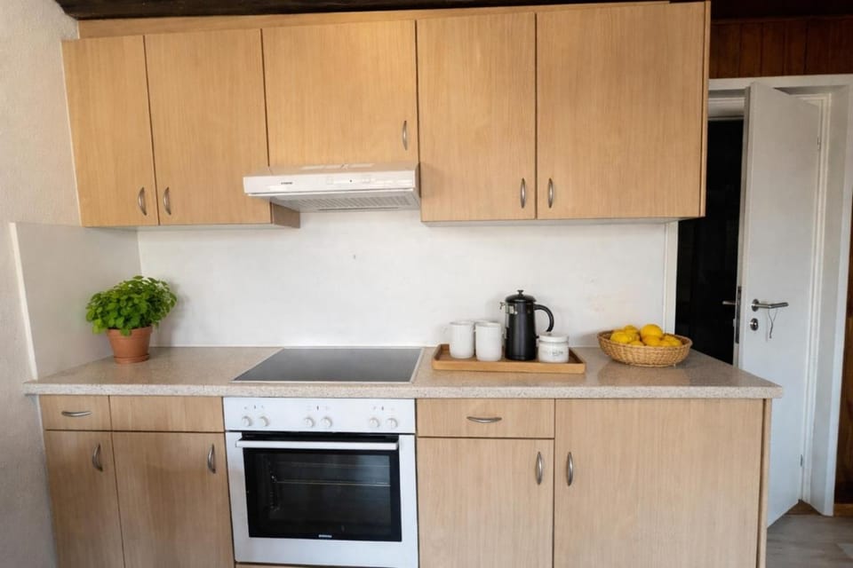 Coffee/tea facilities, Kitchen or kitchenette, microwave, stove, kitchen