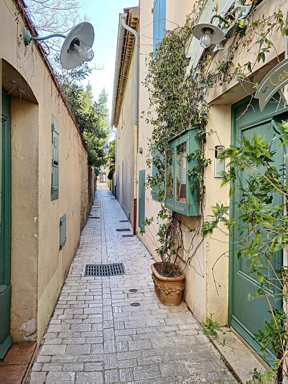 Facade/entrance