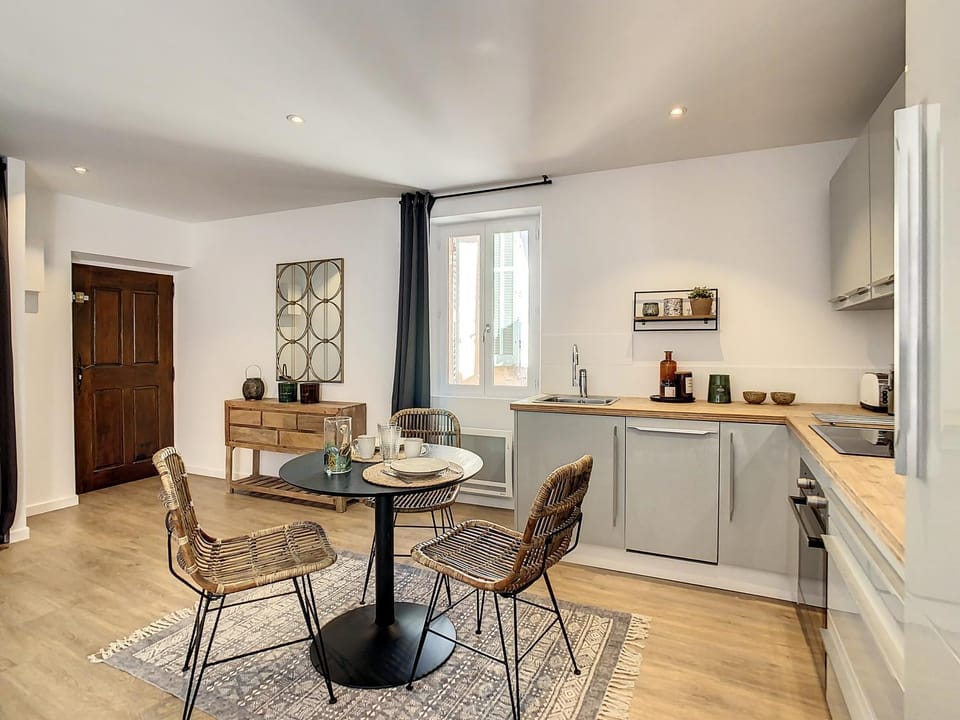 Kitchen or kitchenette, Dining area