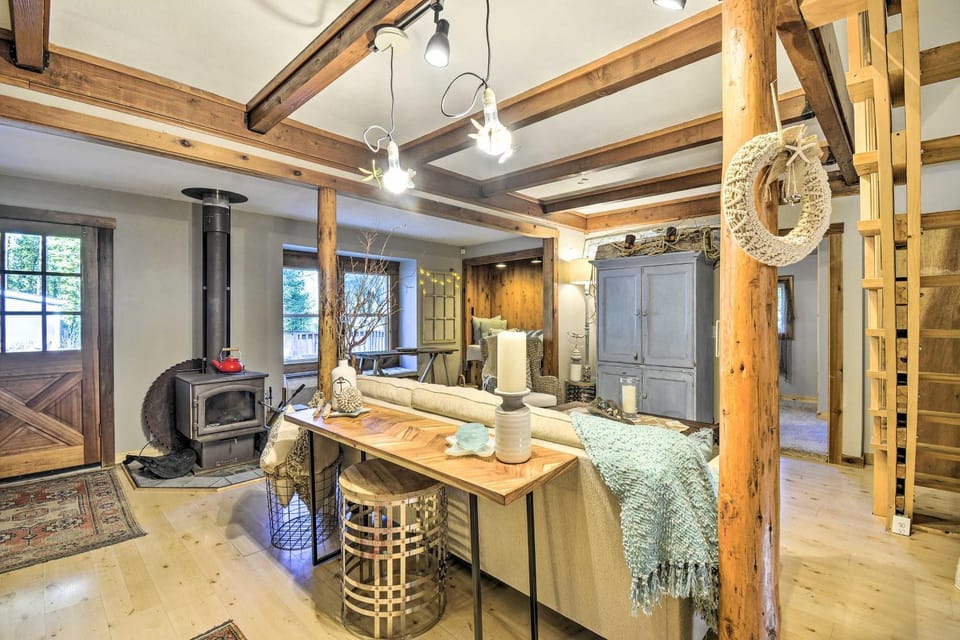 Pet-Friendly Cabin: Minutes to Gig Harbor! Cabin in Puget Sound