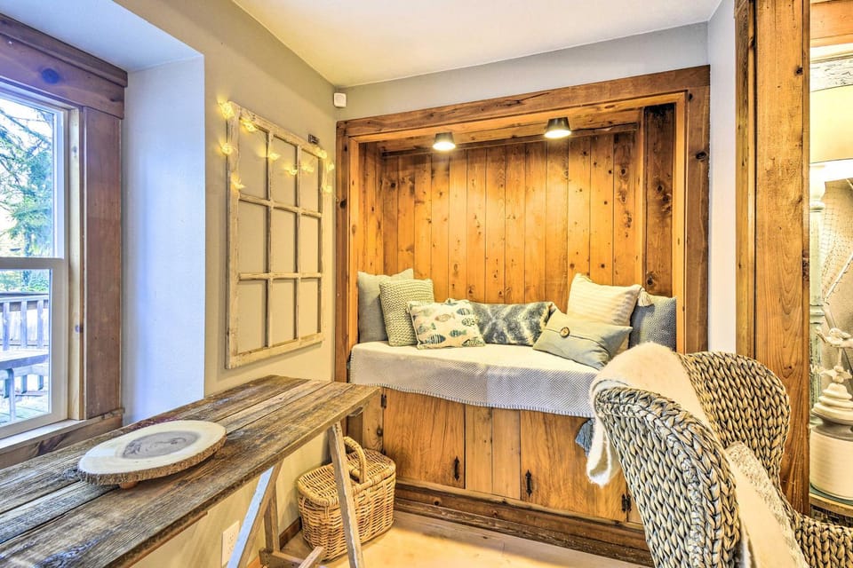 Pet-Friendly Cabin: Minutes to Gig Harbor! Cabin in Puget Sound