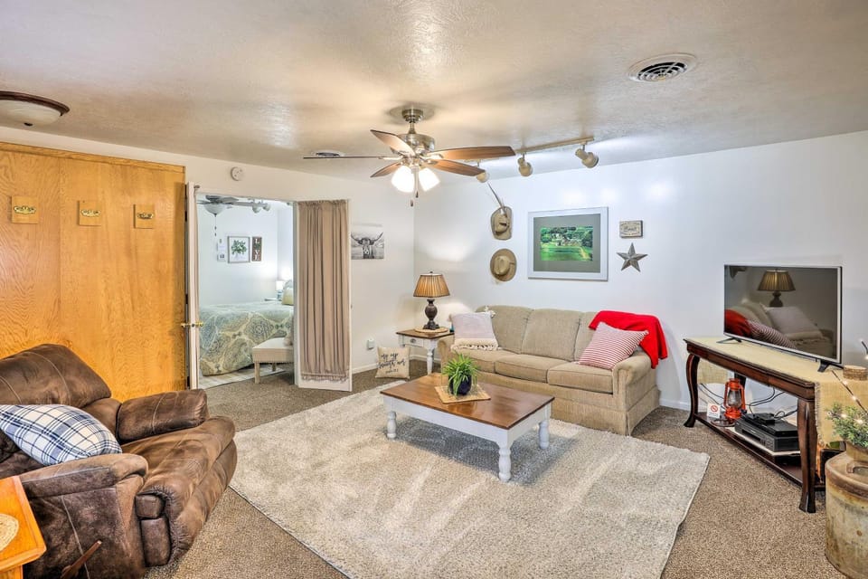 Akron Apartment w/ Balcony - Hunting Nearby! Apartment in Iowa