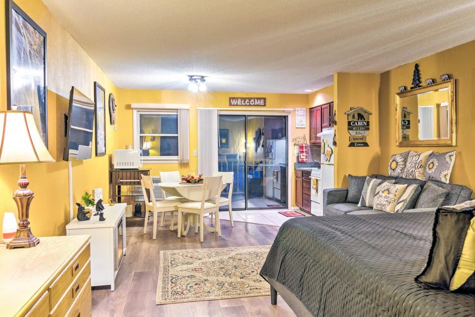 1 Mi to Lake Lure! Couples Retreat with Resort Perks Apartment in Lake Lure