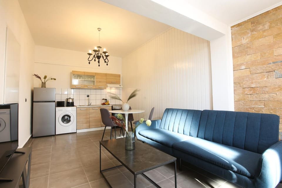 Coffee/tea facilities, Kitchen or kitchenette, Living room, Seating area, Dining area