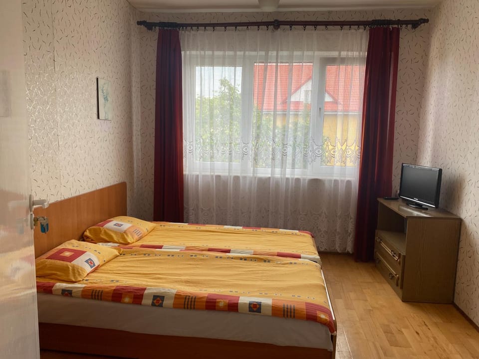 Bed, TV and multimedia, Photo of the whole room