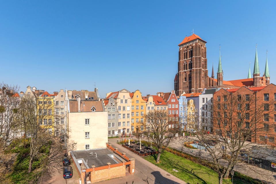 Property building, Nearby landmark, Day, Neighbourhood, City view, Landmark view, Street view, Location