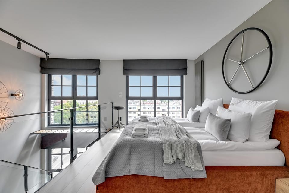 Bed, Photo of the whole room, Seating area, Bedroom, towels