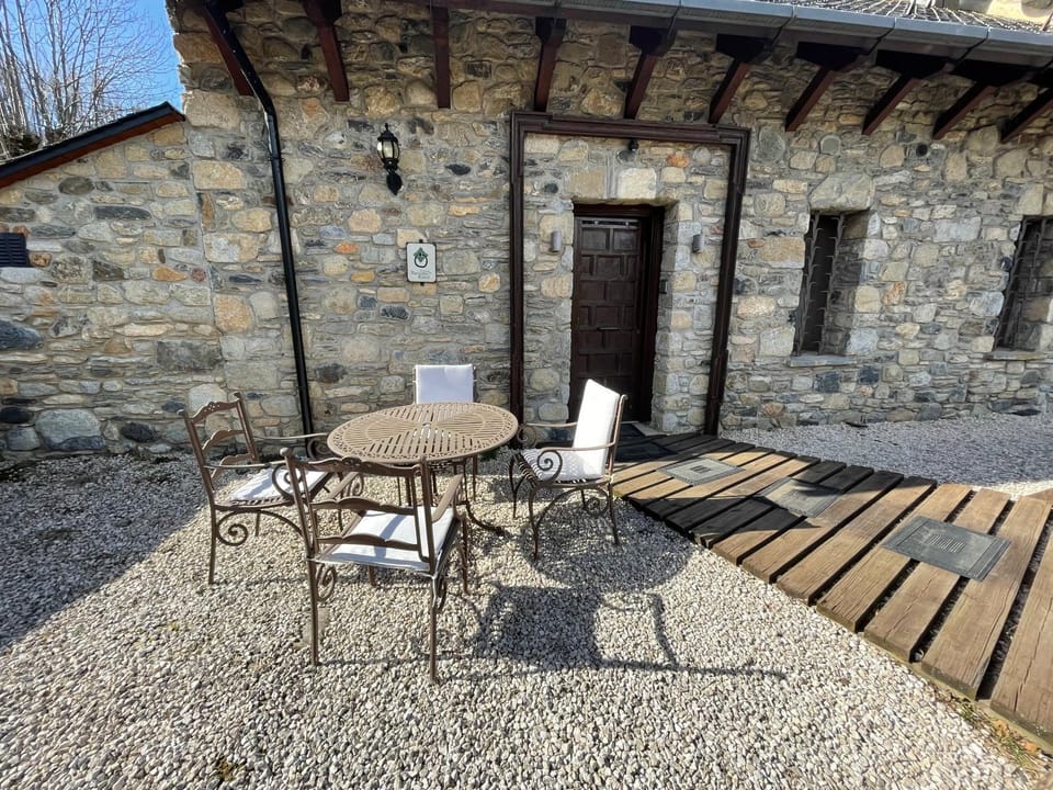 Property building, Patio, Facade/entrance, Balcony/Terrace, hair dresser