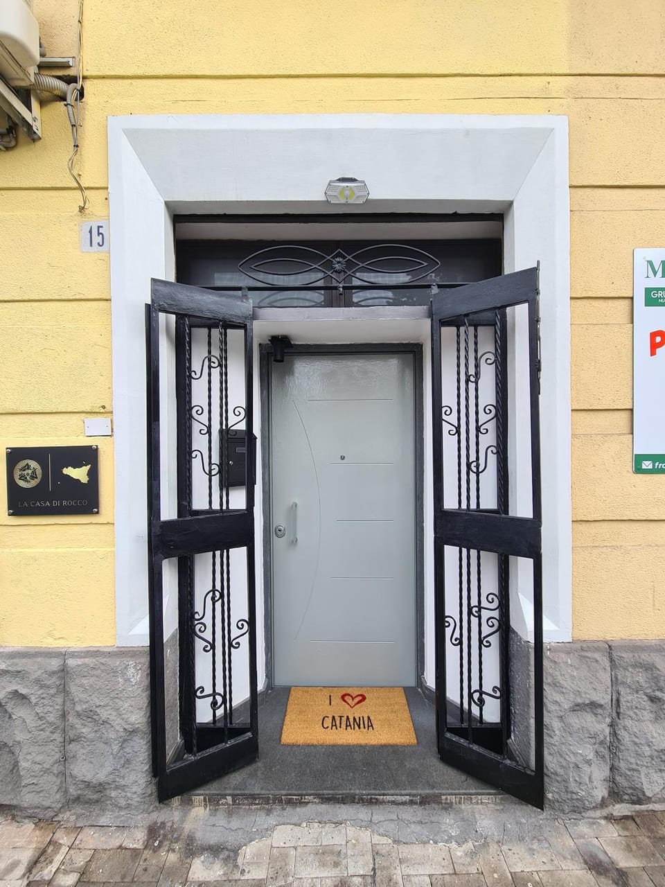 Facade/entrance