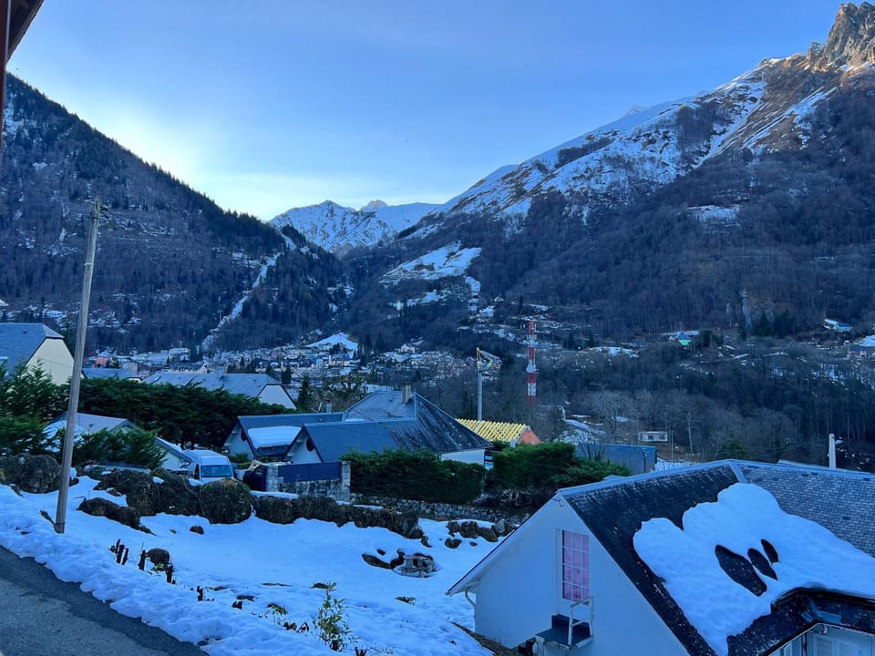 T2 bis 40M2 5P. Vue. Balcon. Parking. Piscine été. Apartment in Cauterets