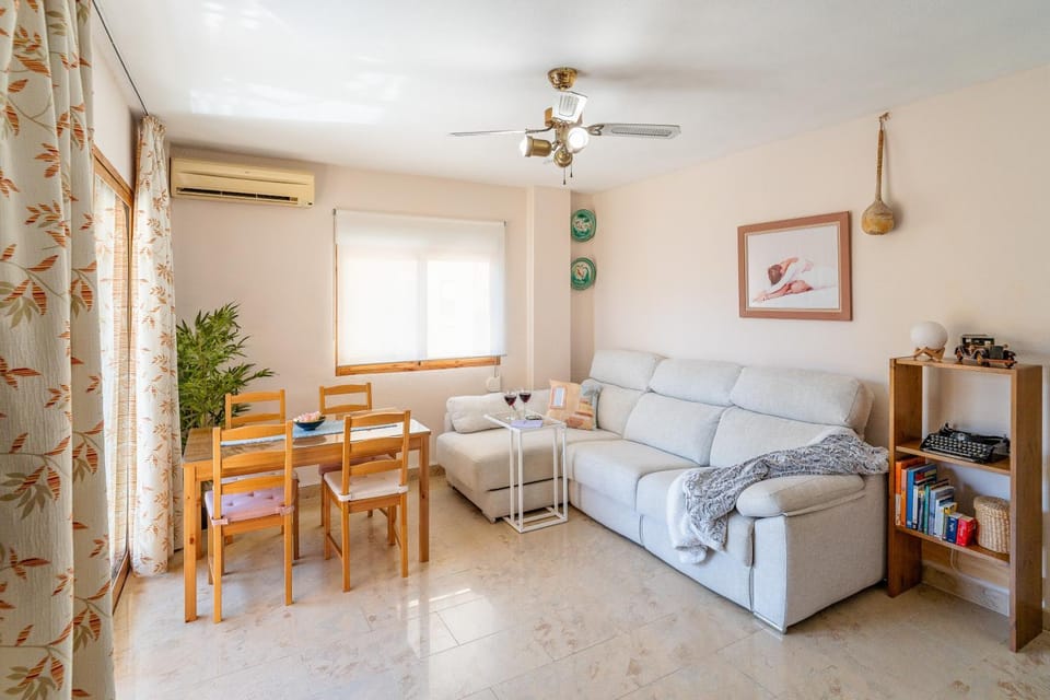 Seating area, Dining area, fireplace, air conditioner