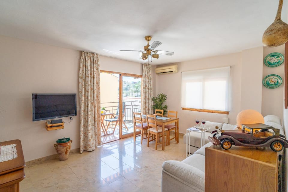 Seating area, Dining area, fireplace, air conditioner