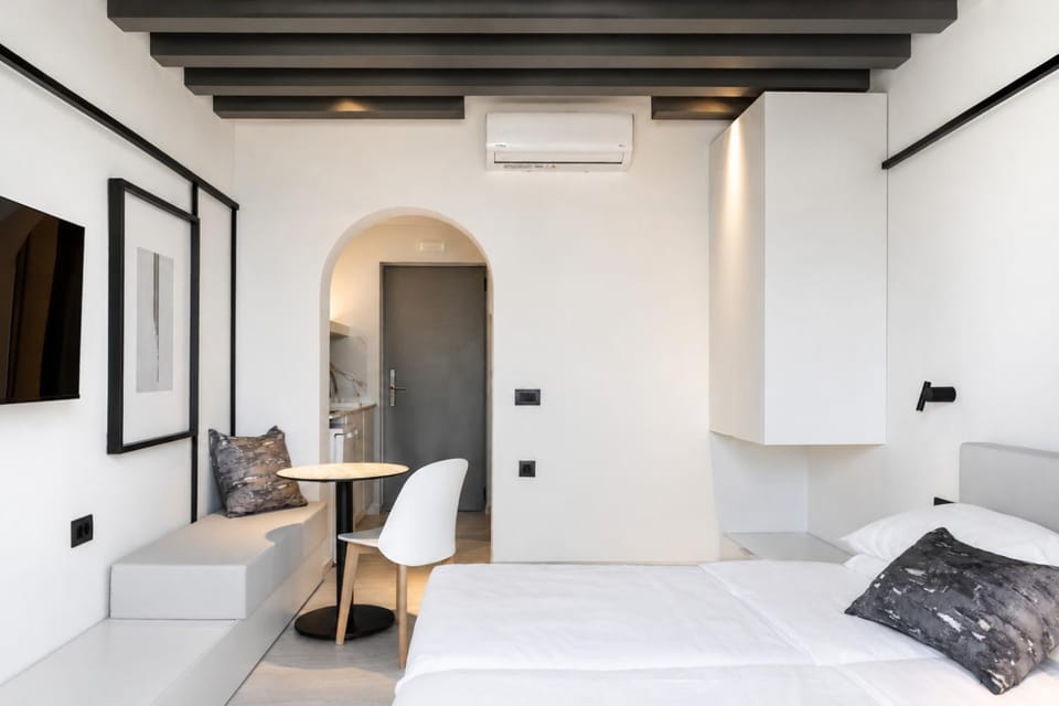 Bed, TV and multimedia, Bedroom